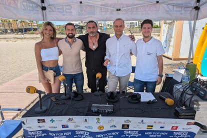 Parte del equipo de la Cadena SER con el edil de Cultura y el organizador y artistas del próximo festival Vera(ON).