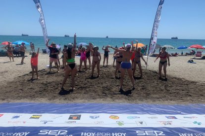 Decenas de personas se movieron al ritmo de Levántate y Baila en Vera.