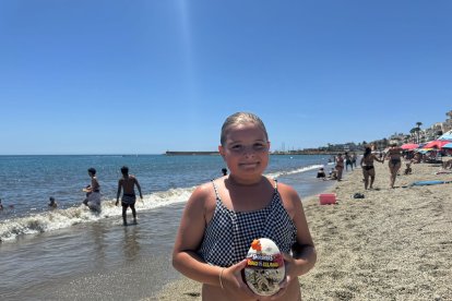 Cayetana con uno de los regalos gracias a papelería Carlin y ToyPlanet.