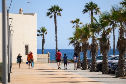 Los almerienses ya pasean por el vial de conexión con la playa