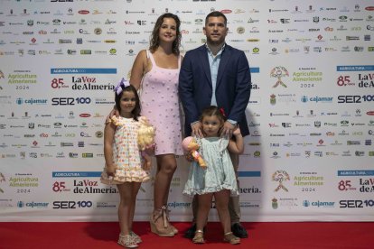 Joaquín Soriano, CEO de Ikos Tech, con Lucía Herrera, Martina y Lucía.