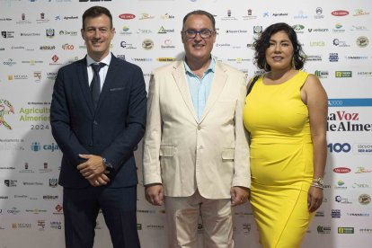 José Miguel Vizcaíno, jefe de ventas de CM 2000, Leticia Ramos y Rodrigo González, de AGRI nova Science.