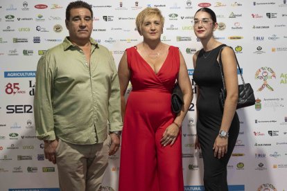 Néstor Contreras y Carla Rubio e Ivana Fernández, de Agrovenjua.