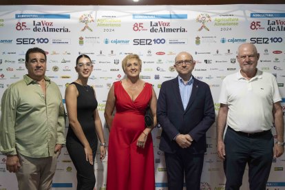 Néstor Contreras, Ivana Fernández, Carla Rubio, Nicolás Manzano, de AGRI nova Science, y Manuel Gómez Galera, secretario general de Agricultura.