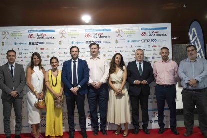 Ricardo Céspedes, Laura Martínez y Pedro M. de la Cruz, de LA VOZ, y Francis Rubí, Joaquín Guirado, María José Vázquez, Mariví Navarro, Raúl Rueda y Leonardo Soler, de CaixaBank Empresas.