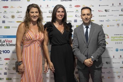 Rosalía Navarro, de Partidas Aduanas Almería, Silvia Navarro, de Agrogestión Alborán, y Ricardo Céspedes, gerente de LA VOZ.