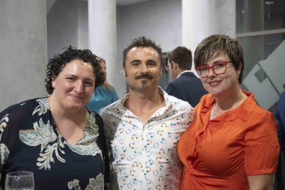 Gabriela Escobar, de Frutas Escobi, Javier Ríos, agricultor, y Gloria, de Salón de Belleza Nueve Lunas.