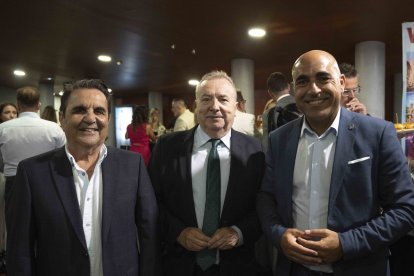 Manuel García Quero, Pedro M. de la Cruz, director de LA VOZ, y Antonio Mena, delegado de Agricultura.