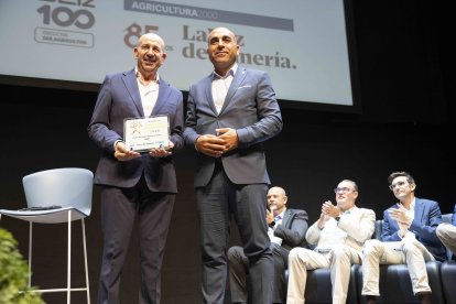 Antonio Mena, delegado de Agricultura, le entregó el premio a Antonio Bretones, presidente de CASI.