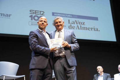 Antonio Ruiz recibió el premio de Sergio Ruiz, director territorial de Cajamar.