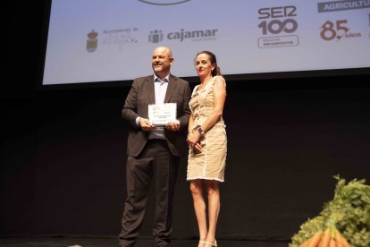 Aránzazu Martín entregó el premio al 'Compromiso Empresarial'.