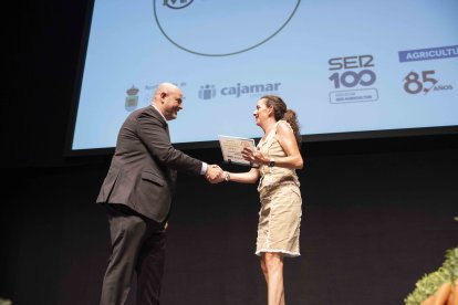 Aránzazu Martín entregó el premio al 'Compromiso Empresarial'.