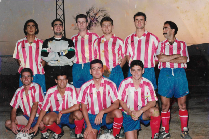 Cayuela vestido de futbolista con la rojiblanca.