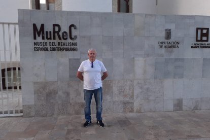 Posando a la puerta del MuRec.