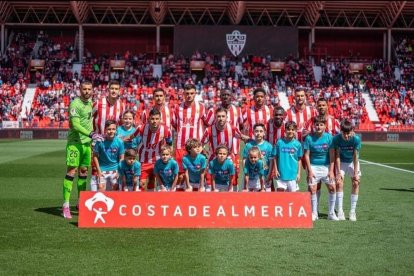 Su nieto Sergio juega al fútbol y se hace la foto con el Almería.
