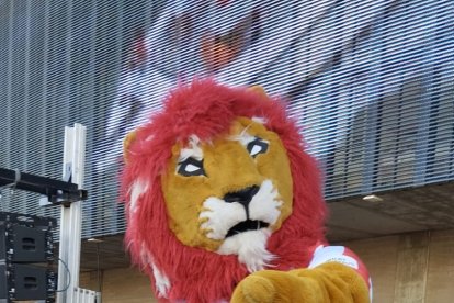 Con la mascota del Almería en un día de partido.