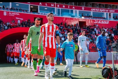 Saliendo al campo feliz con su Almería.