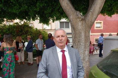 La pose de portero le viene de serie el mítico Cayuela.