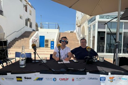 Pepe Rubí, concejal de Deportes, preparado para entrar en directo.