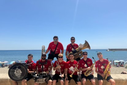 La orquesta Charanga Los500 posando en La Romanilla.