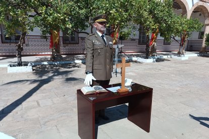 Juramento de la toma de posesión del nuevo subdelegado de Defensa en Almería, José Manuel Lupiani.