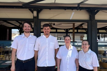 Los camareros del chiringuito El Chambao reciben a la radio.
