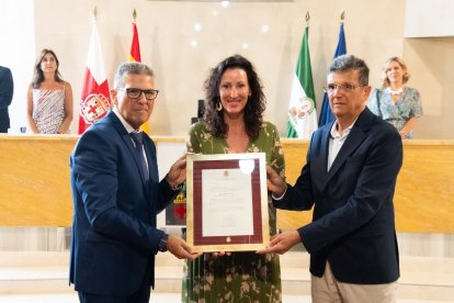 Momento de la entrega del reconocimiento a los hermanos Leal