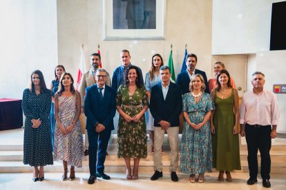 Foto de familia de los hermanos Leal con la Corporación Municipal