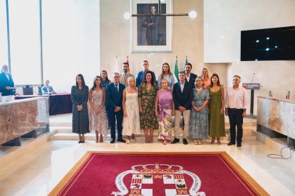 Los hermanos Leal junto a sus esposas en esta foto de familia con la Corporación