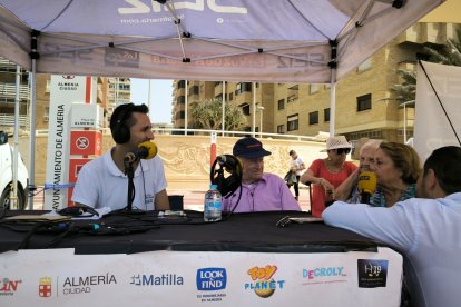 Fran García junto a los residentes en la entrevista en directo.