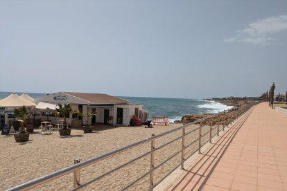 El Espigón está situado junto al nuevo tramo del Paseo Marítimo de Garrucha.