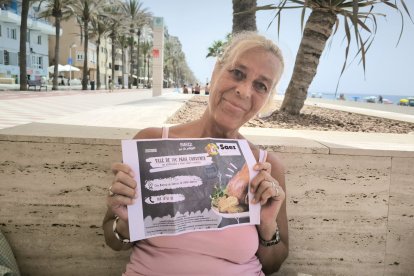 Teresa Rossel sosteniendo su descuento en Asador Sáez.