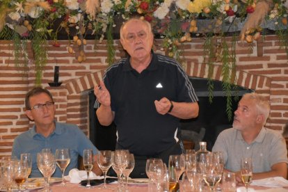 El expresidente-delegado de la Real Federación Andaluza de Fútbol dando un discurso en la comida.