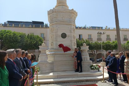 Momento en el que el ministro de Política Territorial y Memoria Democrática y la alcaldesa de Almería destapan la placa que reconoce el monumento