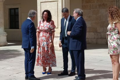 El ministro junto a la alcaldesa de Almería, María del Mar Vázquez, el delegado de Gobierno en Andalucía, Pedro Fernández, y el secretario de Estado de Memoria Democrática, Fernando Martínez