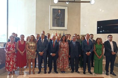 Foto de familia de las autoridades presentes en el acto de reconocimiento a Los Coloraos