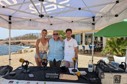 El alcalde de Garrucha, Pedro Zamora (centro) con los periodistas de la Cadena SER Levante y del Hoy por Hoy, Guillermo Mirón y Lucrecia Martínez,