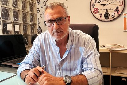 Joaquín Asensio en su despacho donde gestiona y trabaja.