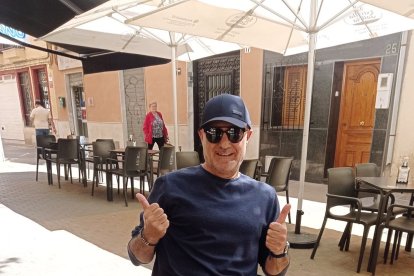 Saludando a los nuevos tiempos rodeado de libros y escribiendo.