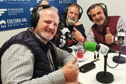 La radio le apasiona y disfruta cuando la realiza.