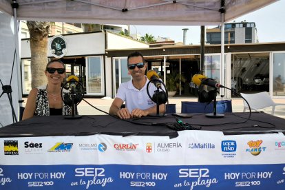 Eli Fernández, edil de Cultura del Ayuntamiento de Adra al lado de Fran García.