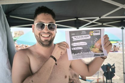 Marcos Gallardo con un descuento de Asador Sáez en sus manos.