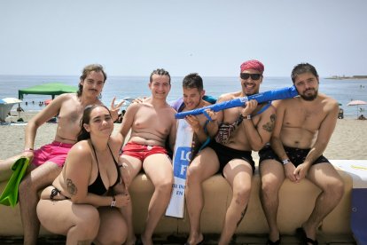 Amigos de varias zonas de Andalucía con el kit playero de Look & Find.