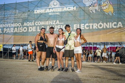 Paula, Ariel, Celia, Valeria y Antonio, amigos de Granada, posan ante el cartel del Dreambeach.