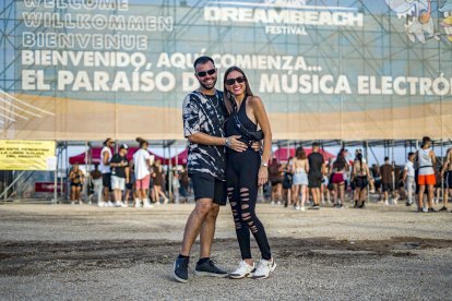 Juan Cruz y Elena Fernández posan a la entrada del Dreambeach.