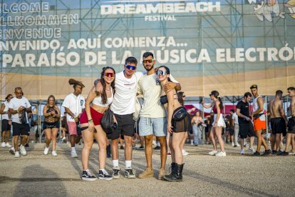 María Izquierdo, Jerónimo Bedmar, Adrián Arcas y Ángela Villar, un grupo de amigos de Alcalá la Real, en la entrada del festival.