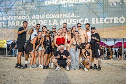 Grupo de amigos de Almería, a la entrada del festival.