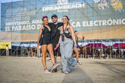 Miguel Ángel, Cleo y Marta, vecinos de Almería, frente al cartel del Dreambeach.