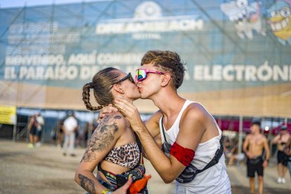 Alejandro y Alexandra, procedentes de Murcia, disfrutando del primer día del festival.