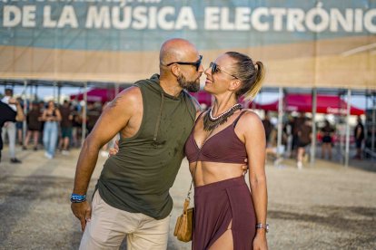 Francisco Pérez y Alicia García, de Almería, celebran sus dos años de pareja en el Dreambeach.